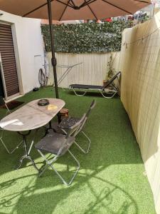Patio alebo iná vonkajšia časť ubytovania "ΑΡΜΟΝΊΑ" ΔΙΑΜΕΡΙΣΜΑ, ΚΑΛΑΜΑΤΑ-"HARMONY" apartment, Kalamata