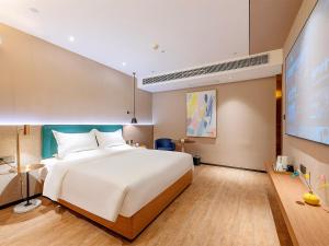 En eller flere senge i et værelse på Yizhi X Hotel - Beijing Road Pedestrian Street Tuanyiyi Square Subway Station