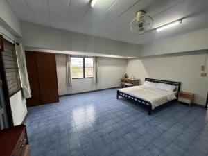 a bedroom with a bed in the middle of a room at Prontip Place in Godown