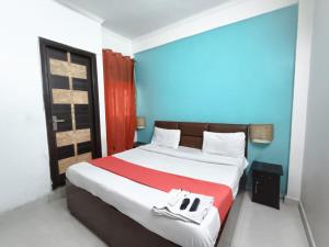 Łóżko lub łóżka w pokoju w obiekcie Roomshala 172 Hotel Blue Moon - Satya Niketan