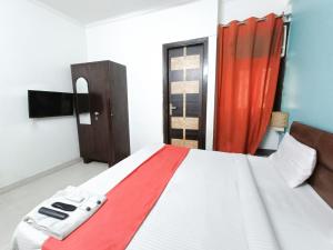 Łóżko lub łóżka w pokoju w obiekcie Roomshala 172 Hotel Blue Moon - Satya Niketan
