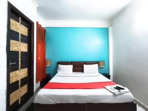 En eller flere senge i et værelse på Roomshala 172 Hotel Blue Moon - Satya Niketan