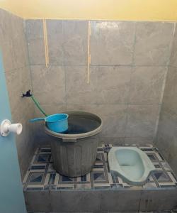 bagno con secchio e servizi igienici di SPOT ON 93879 Wunut Homestay Syariah a Sidoarjo