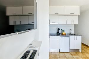 Kuchyňa alebo kuchynka v ubytovaní Cosy Beach II