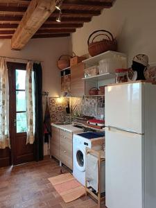 eine Küche mit einem Kühlschrank und einer Waschmaschine in der Unterkunft Casa Dell'Arte Botanica in Palaia