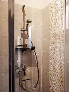 eine Dusche mit Duschkopf im Bad in der Unterkunft Casa Dell'Arte Botanica in Palaia