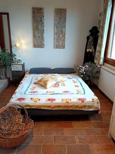ein großes Bett in einem Zimmer mit in der Unterkunft Casa Dell'Arte Botanica in Palaia