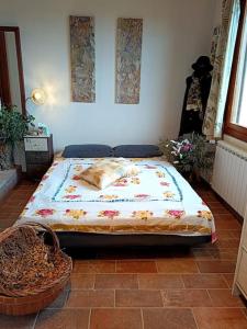 a large bed in a room with at Casa Dell'Arte Botanica in Palaia