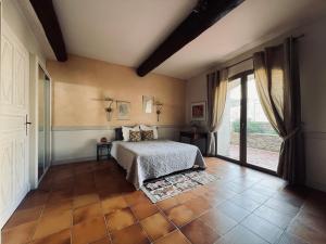 1 dormitorio con cama y ventana grande en Mas de la Coquille, en Castries