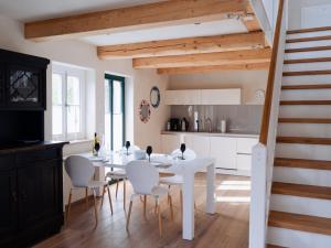 een witte eetkamer met een witte tafel en stoelen bij Remark Studios - Apartment - Fachwerkhaus - Zentral in Burgwedel