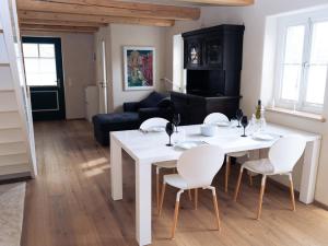 een woonkamer met een witte tafel en stoelen bij Remark Studios - Apartment - Fachwerkhaus - Zentral in Burgwedel