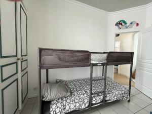 a bedroom with two bunk beds in a room at Joli cocon - Hyper Centre & Très Proche Plage '400m à pied' in Pornichet