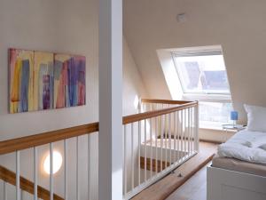 een woonkamer met een trap en een raam bij Remark Studios - Apartment - Fachwerkhaus - Zentral in Burgwedel