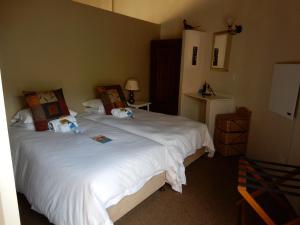 - une chambre avec un lit doté de draps et d'oreillers blancs dans l'établissement Anchorage Inn, à Montagu