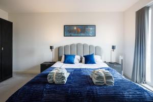 Un dormitorio con una cama con dos pares de zapatos. en Charming 1-Bed Apartment in London en Londres