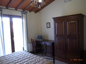 een slaapkamer met een bed en een bureau met een computer bij Borgo Antico in Amelia