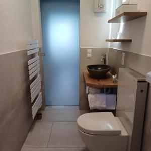 ein kleines Bad mit WC und Waschbecken in der Unterkunft Ferienwohnung Haus Bleser in Cochem