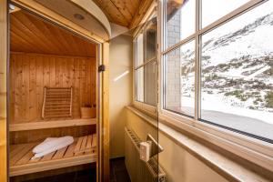 eine Sauna mit Fenster in einer Hütte in der Unterkunft ALPHAtauern Health Resort - Adults Only 15 plus in Obertauern