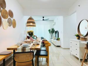 a kitchen and dining room with a table and chairs at BM大山脚 Bandar Perda Metropol Service Apartment 3-minute To KPJ Hospital in Bukit Mertajam