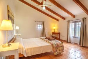 サンタ・マルガリーダにあるCas Mureroのベッドルーム1室(ベッド1台、シーリングファン付)