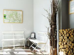 um quarto com duas cadeiras brancas e um vaso em Apartment with Balcony near the Luxembourg s Border em Bollendorf