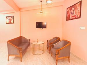 Coin salon dans l'établissement Hotel Rose Inn - Dwarka Sec 8
