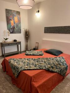 1 dormitorio con 1 cama con edredón de naranja en Moradia T3 com PISCINA, en Quinta do Anjo