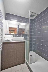 y baño con lavabo y ducha. en *T2*Vue Garonne*Piscine*Garage*, en Toulouse