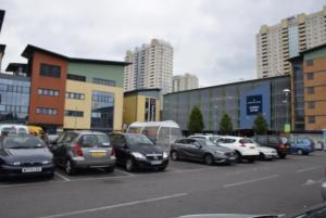 One Bedroom Flat, Granary Road في Ponders End: مجموعة سيارات متوقفة على جانب شارع