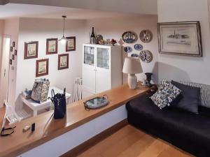 - un salon avec une table et un canapé dans l'établissement Il Giardino di Minù, à Monterosi