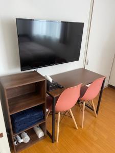 TV a/nebo společenská místnost v ubytování OKAERI築地町