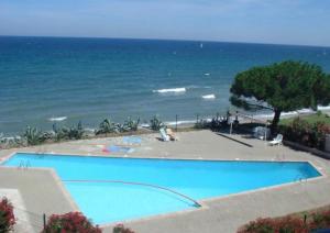 una gran piscina junto al océano en Appartement n 302 moriani plage, en Moriani Plage