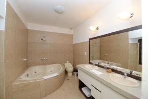 Ένα μπάνιο στο Yabar Hotel Plaza