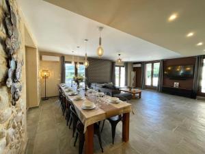 Μια τηλεόραση ή/και κέντρο ψυχαγωγίας στο LA BASTIDE 5 étoiles Spa Saint Quenin Vaison - Pisicine - Jacuzzi Hammam MONT VENTOUX PROVENCE