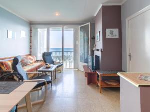 - un salon avec vue sur l'océan dans l'établissement Apartamento Llançà, 2 dormitorios, 4 personas - ES-228-24, à Llançà