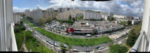 z góry widok na miasto z samochodami na ulicy w obiekcie Une chambre très proche de Paris w mieście Vitry-sur-Seine