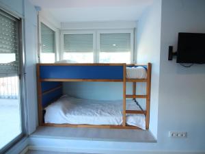 a bunk bed in a room with a window at Estudio Roses, estudio, 4 personas - ES-228-112 in Roses