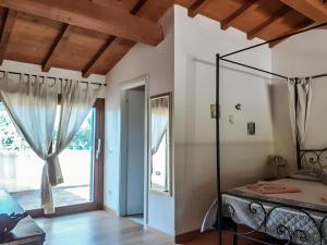 - une chambre avec un lit et une fenêtre dans l'établissement Il Giardino di Minù, à Monterosi