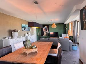 eine Küche und ein Wohnzimmer mit einem Tisch und einer Couch in der Unterkunft Callantsoger Staete 210 in Callantsoog + 9 Fotos