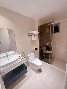 W łazience znajduje się toaleta, umywalka i prysznic. w obiekcie Malloire House Hue w mieście Hue