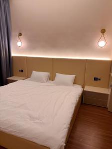 1 dormitorio con 1 cama blanca y 2 almohadas en Malloire House Hue, en Hue