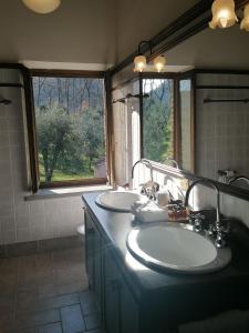 ein Badezimmer mit zwei Waschbecken und einem großen Spiegel in der Unterkunft Il Granaio in Celleno