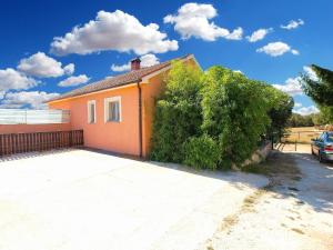 ein kleines orangenes Haus mit einem großen Busch daneben in der Unterkunft Studio für 8 Personen ca 100 qm in Peruski, Istrien Bucht von Raša in Krnica