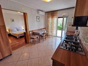 a living room with a bed and a kitchen with a stove at Nettes Appartement in Crikvenica mit Terrasse in Crikvenica