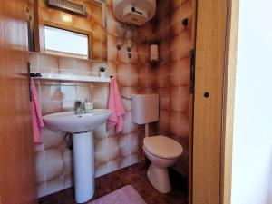 a small bathroom with a toilet and a sink at Nettes Appartement in Crikvenica mit Terrasse in Crikvenica