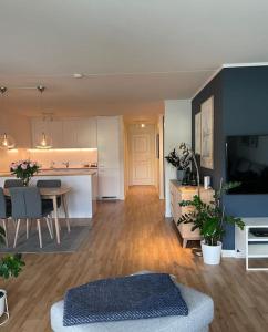 a living room with a kitchen and a dining room at Great 2 bedroom apartment in Tromsø centrum! in Tromsø