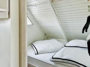 Cama pequeña en habitación con ático en Seehütte Seehaus am Neusiedler See, en Rust