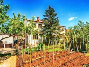 un jardín frente a una casa en Ferienwohnung für 4 Personen ca 90 qm in Medulin, Istrien Südküste von Istrien - b60858, en Medulin