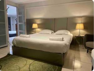 - un grand lit dans une chambre d'hôtel avec 2 lampes dans l'établissement Appartement au cœur de centre-ville de Marseille, à Marseille