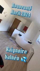 Łóżko lub łóżka w pokoju w obiekcie Gîte, Maison entière avec billard et bel espace de vie La Grange